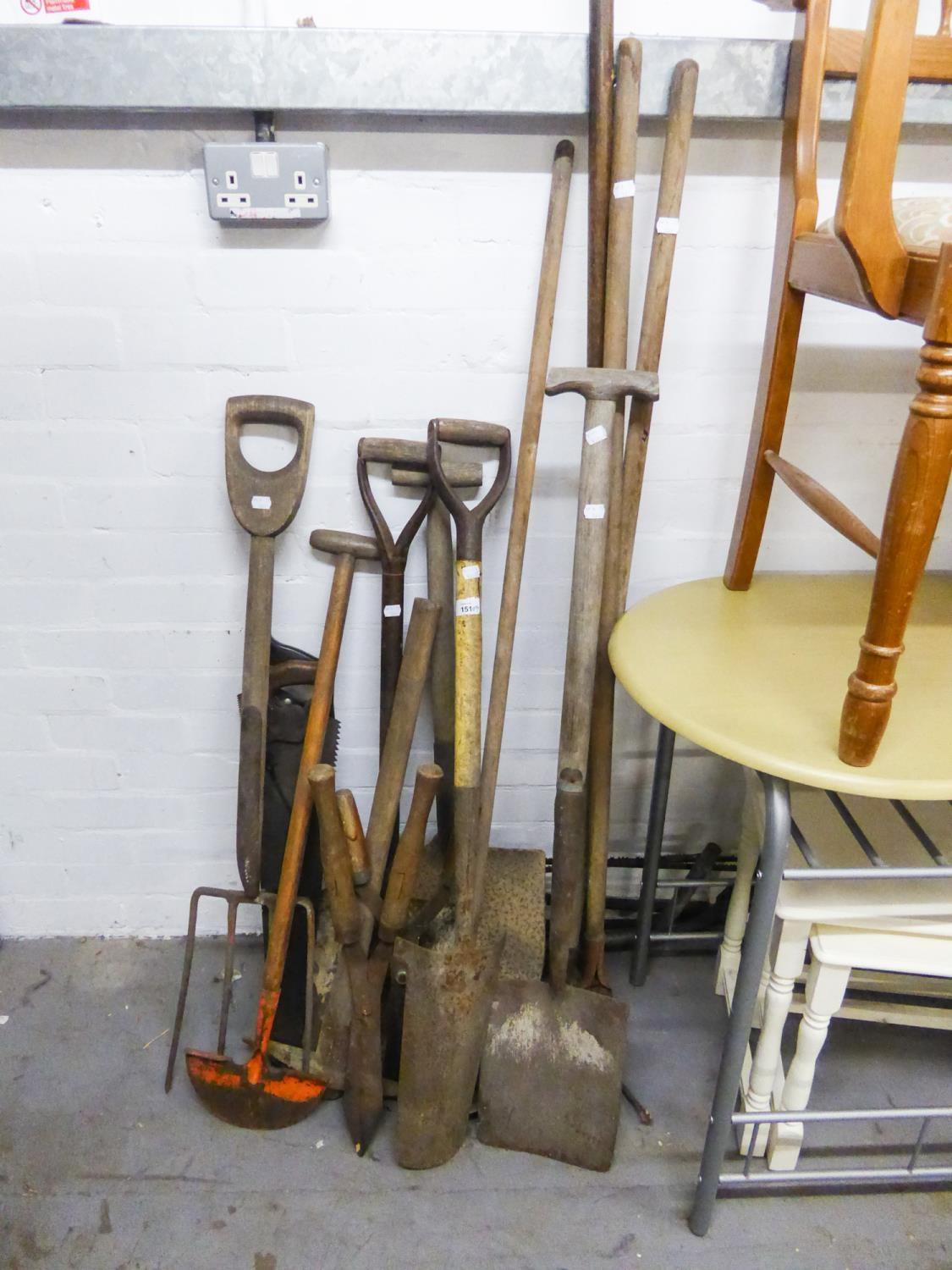 A LARGE QUANTITY OF GARDEN TOOLS TO INCLUDE; SAWS, SPADES, FORKS, RAKES ETC.....