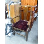 AN EARLY 20TH CENTURY OAK QUEEN ANNE STYLE OPEN ARMCHAIR, FITTED AS A COMMODE