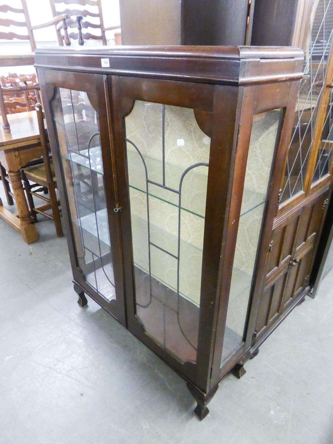 A MAHOGANY PRE-WAR SMALL DISPLAY CABINET, ENCLOSED BY TWO LEAD LIGHT DOORS, ON STUMP CABRIOLE