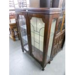 A MAHOGANY PRE-WAR SMALL DISPLAY CABINET, ENCLOSED BY TWO LEAD LIGHT DOORS, ON STUMP CABRIOLE