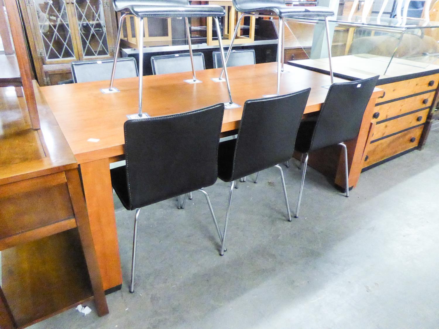 LARGE GOOD QUALITY EXTENDING DINING TABLE, HAVING EXTRA LEAF (SEATS 8-10)