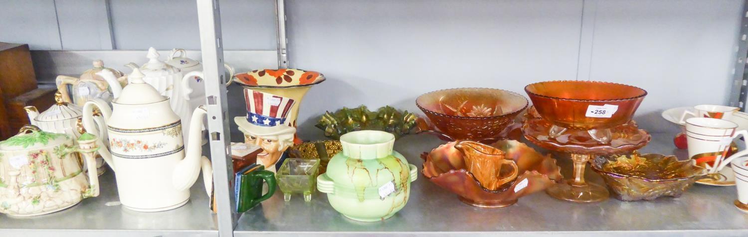 A GROUP OF CERAMICS TO INCLUDE A CROWN DEVON VASE, LUSTRE ORANGE AND GREEN GLASS TABLEWARES, A