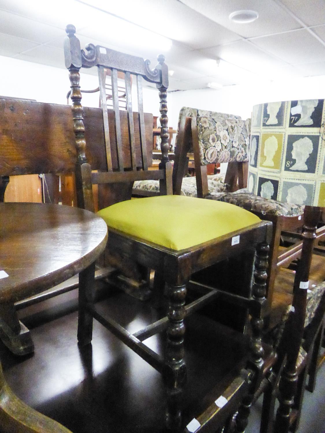 A SET OF FOUR OAK EARLY/MID TWENTIETH CENTURY DINING CHAIRS WITH FOUR BACK SPLATS, OVER PAD SEATS (