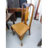 AN EDWARDIAN MAHOGANY DINING CHAIR, HAVING A VASE SHAPED BACK, SPLAT OVER PAD DROP-IN SEAT ON