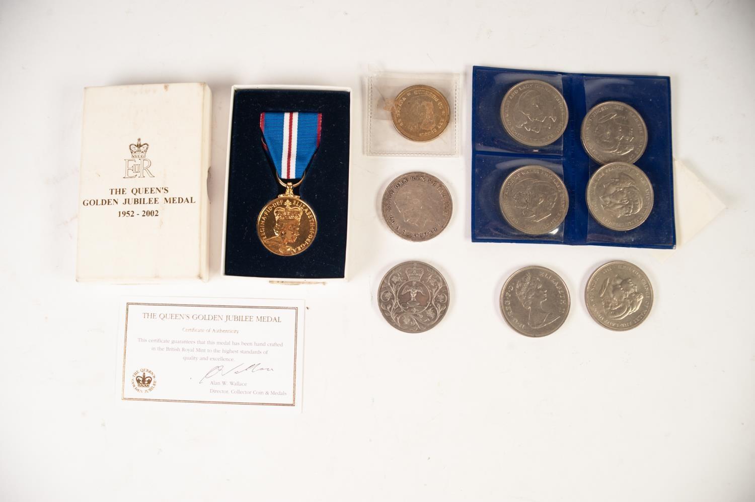 GEORGE V SILVER CROWN COIN 1935 (EF), TOGETHER WITH A SELECTION OF QUEEN ELIZABETH III CROWN AND