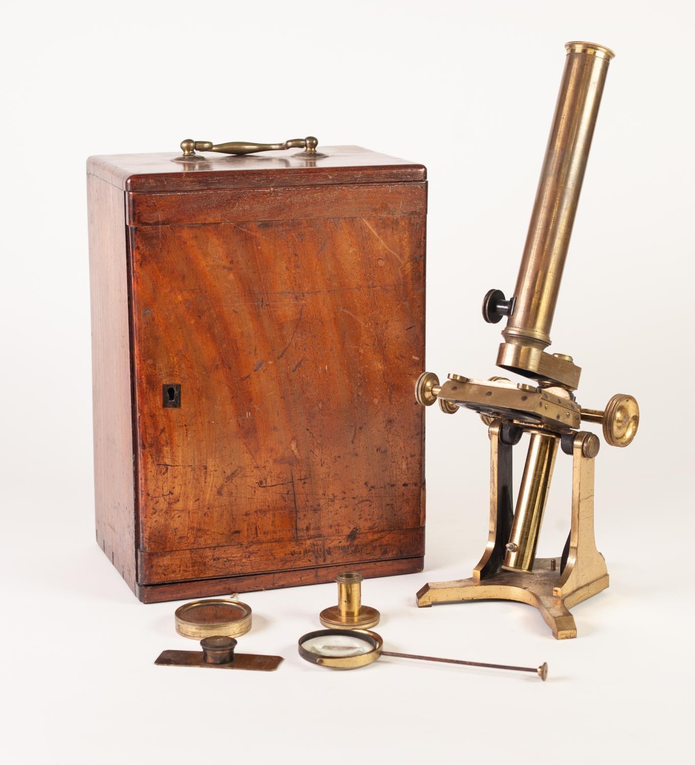 LATE NINETEENTH/EARLY TWENTIETH CENTURY LACQUERED BRASS MONOCULAR MICROSCOPE, the specimen table,