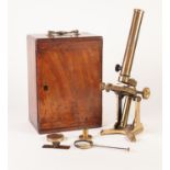 LATE NINETEENTH/EARLY TWENTIETH CENTURY LACQUERED BRASS MONOCULAR MICROSCOPE, the specimen table,