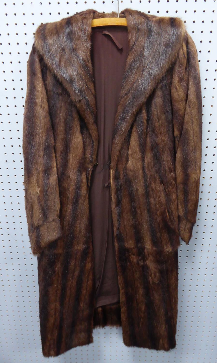 A DARK BROWN FOX CAPE AND A LARGER BROWN MINK EXAMPLE (2) - Image 2 of 2