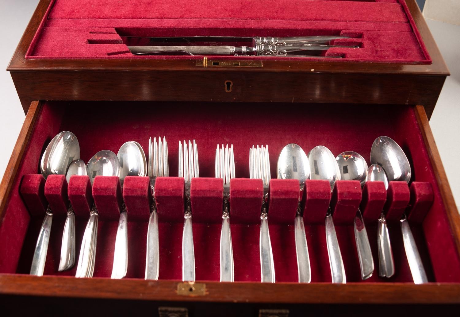 WALNUT AND BEECHWOOD TABLE CANTEEN OF COMMUNITY PLATE, 59 pieces - Image 4 of 4