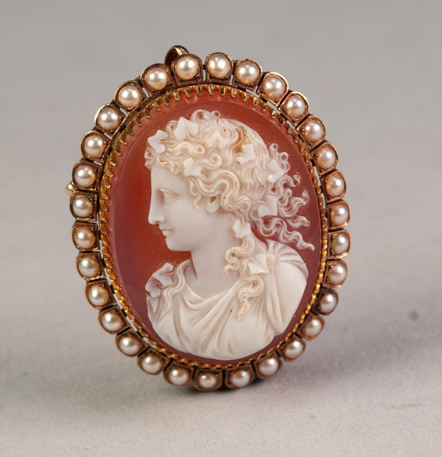 EARLY 20th CENTURY FINE QUALITY CARVED HARDSTONE OVAL CAMEO BROOCH/PENDANT depicting a classical