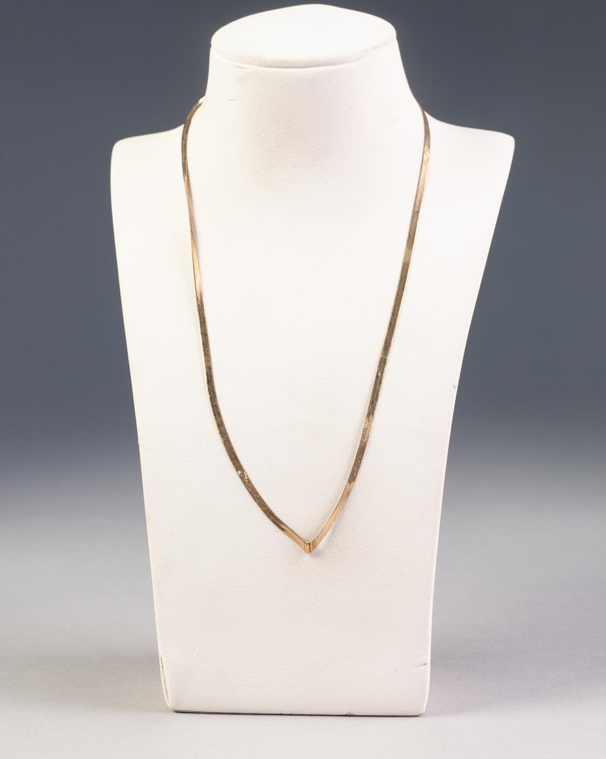 9ct GOLD FLAT STRAND NECKLACE with 'V' shaped front, 2.5gms