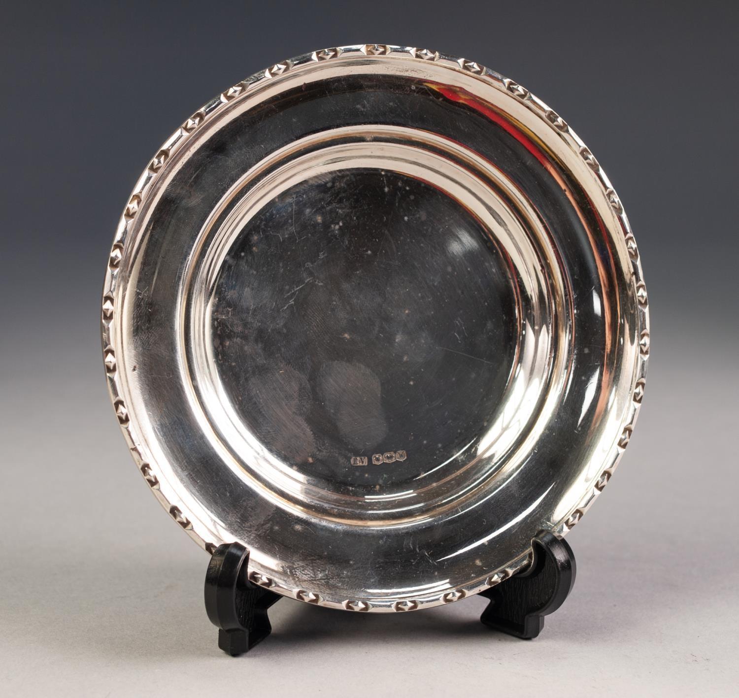 GEORGE VI SILVER CIRCULAR CARD TRAY BY EDWARD VINER, with slender embossed border, 5 Â½â€ (14cm)