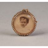 EDWARDIAN 9ct GOLD AND SEED PEARL FRAMED AND GLAZED DOUBLE-SIDED PHOTOGRAPH BROOCH/PENDANT, 1 1/