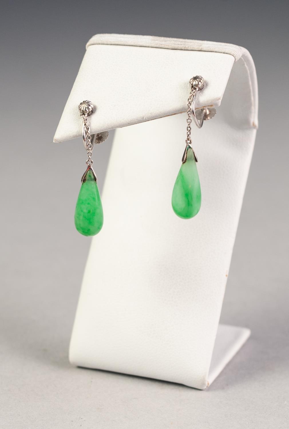 PAIR OF 9ct WHITE GOLD SCREW EARRINGS with fine chain drops suspending a tear shaped green jade