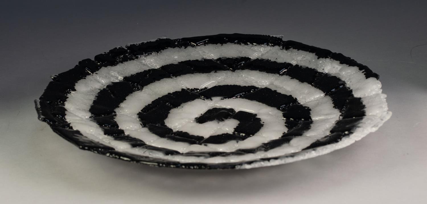 VETRO, MURANO, LIMITED EDITION MODERN BLACK AND WHITE GLASS LARGE DISH, of shallow form, decorated - Image 2 of 3