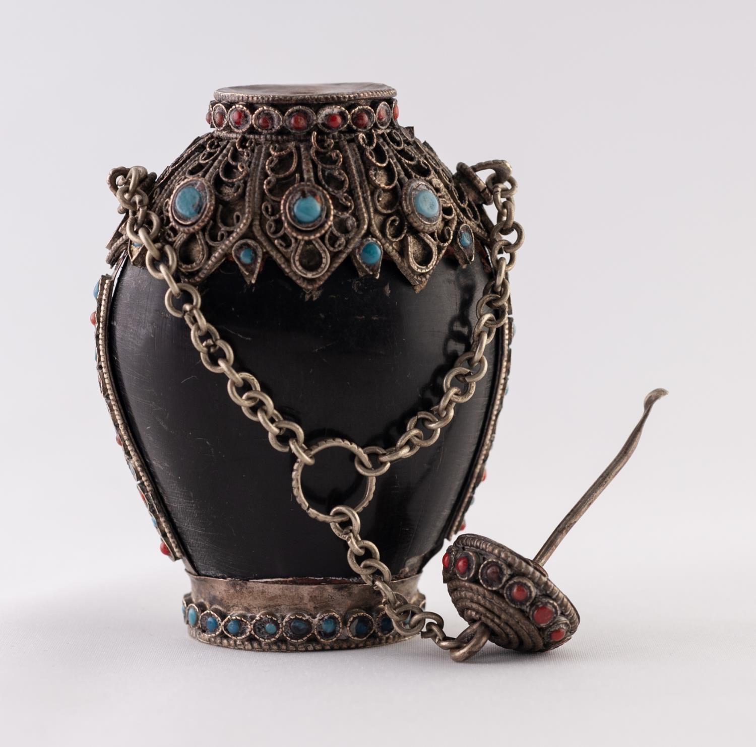 A POSSIBLY HORN, WHITE METAL AND FAUX JEWEL ENCRUSTED SNUFF BOTTLE, with chain attached stopper - Image 5 of 6