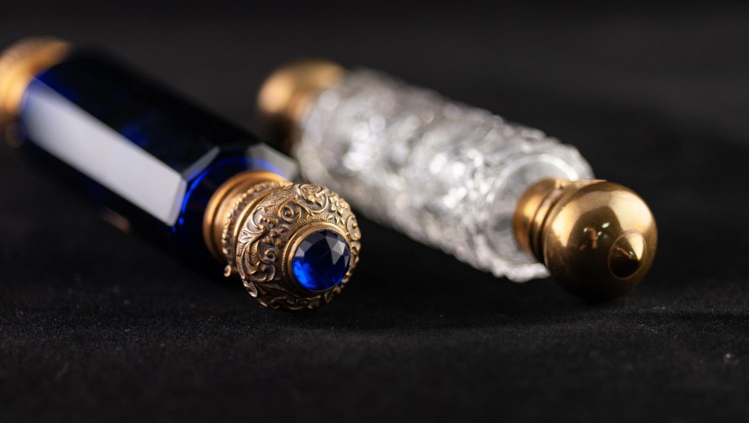 A VICTORIAN FACETED SAPPHIRE BLUE GLASS GILT METAL MOUNTED DOUBLE ENDED SCENT BOTTLE, 6" (15.5cm) - Image 3 of 4