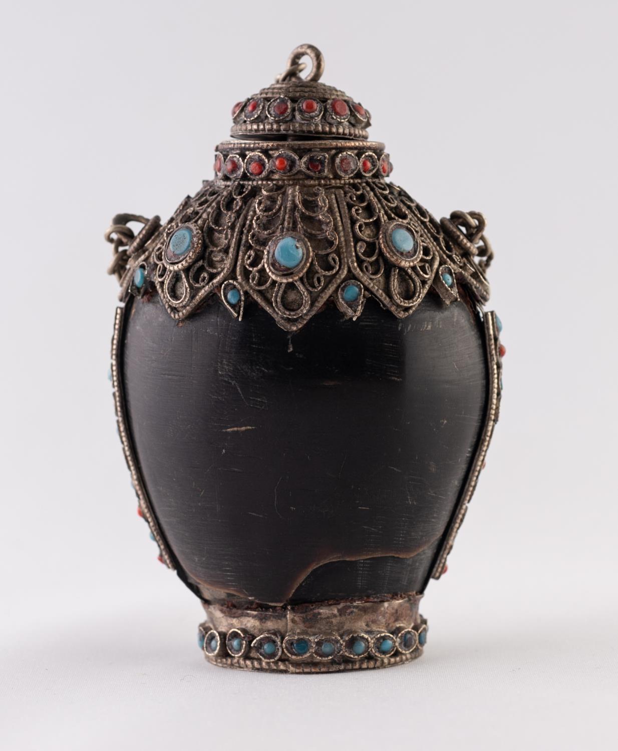 A POSSIBLY HORN, WHITE METAL AND FAUX JEWEL ENCRUSTED SNUFF BOTTLE, with chain attached stopper - Image 2 of 6