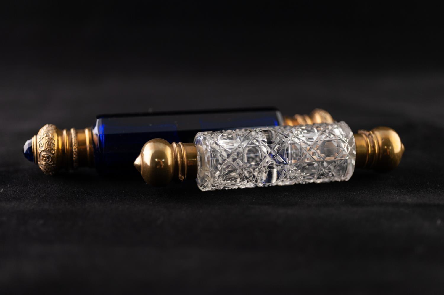 A VICTORIAN FACETED SAPPHIRE BLUE GLASS GILT METAL MOUNTED DOUBLE ENDED SCENT BOTTLE, 6" (15.5cm) - Image 4 of 4