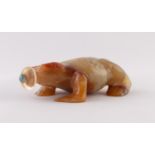 A CHINESE LATE QING/REPUBLICAN PERIOD CARVED AGATE SNUFF BOTTLE IN THE FORM OF A FROG, the stopper