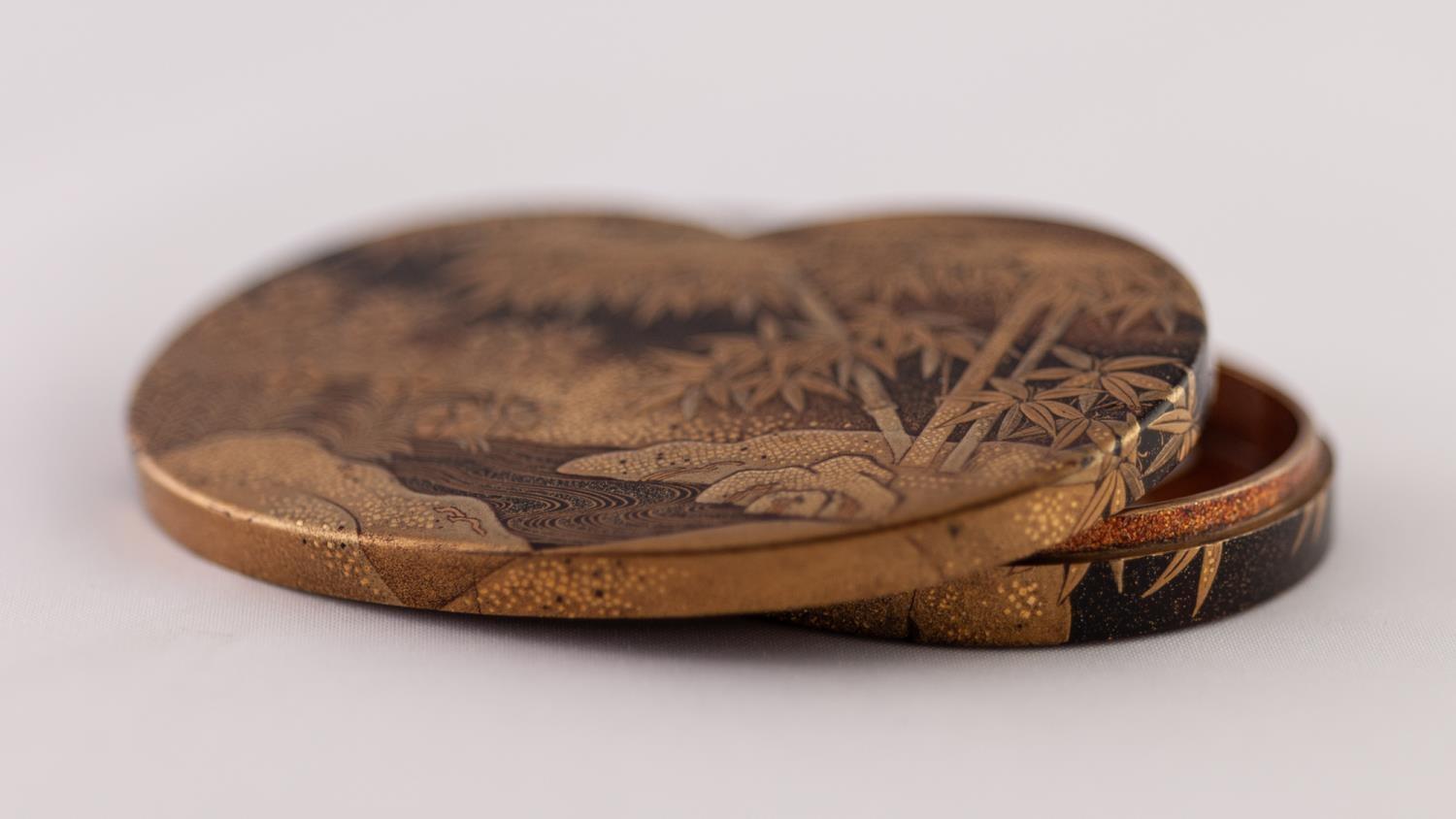 A SMALL JAPANESE MEIJI PERIOD GOLD LAQUERED SHALLOW KIDNEY-SHAPES BOX, the removable cover with - Image 2 of 3