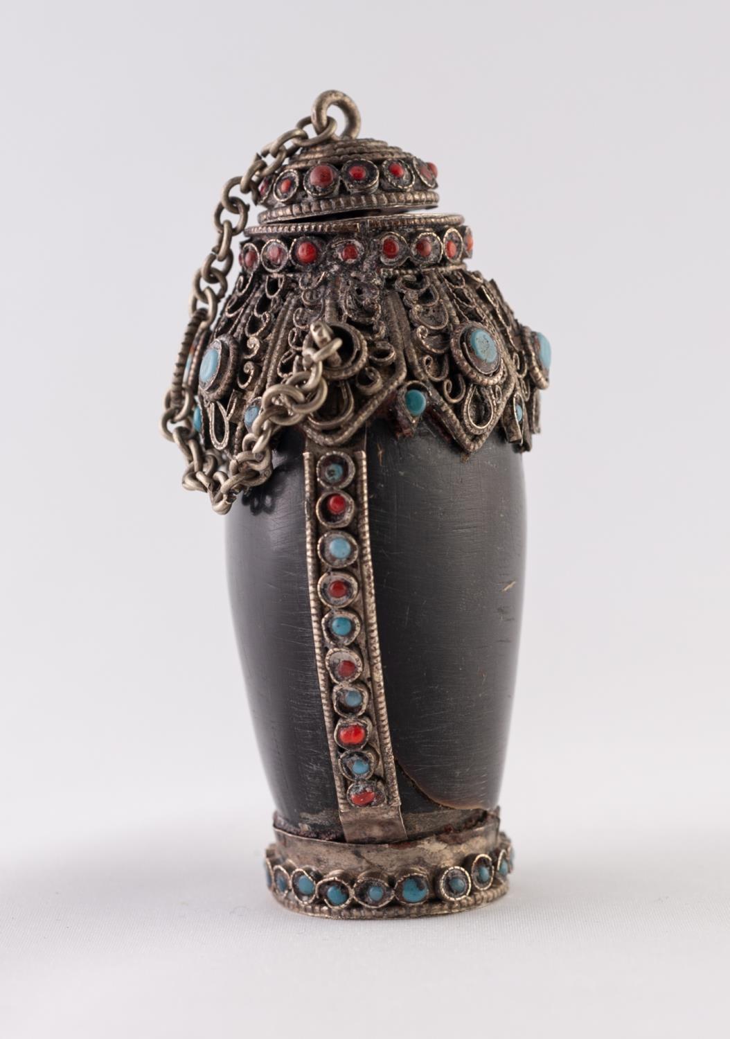 A POSSIBLY HORN, WHITE METAL AND FAUX JEWEL ENCRUSTED SNUFF BOTTLE, with chain attached stopper - Image 4 of 6