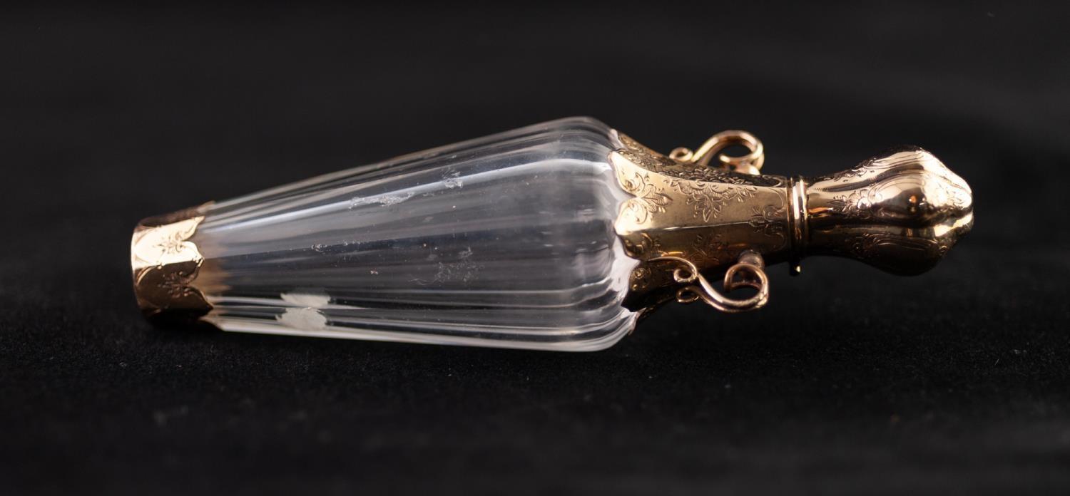 A LATE 19TH CENTURY FRENCH FACETED CLEAR GLASS AND GOLD COLOURED METAL MOUNTED SCENT BOTTLE - Image 3 of 3