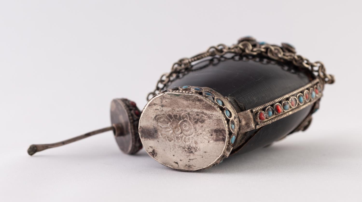 A POSSIBLY HORN, WHITE METAL AND FAUX JEWEL ENCRUSTED SNUFF BOTTLE, with chain attached stopper - Image 6 of 6