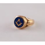 EDWARDIAN 18ct GOLD MASONIC INTAGLIO RING. A round blue glass intaglio with gilt Masonic motif, to