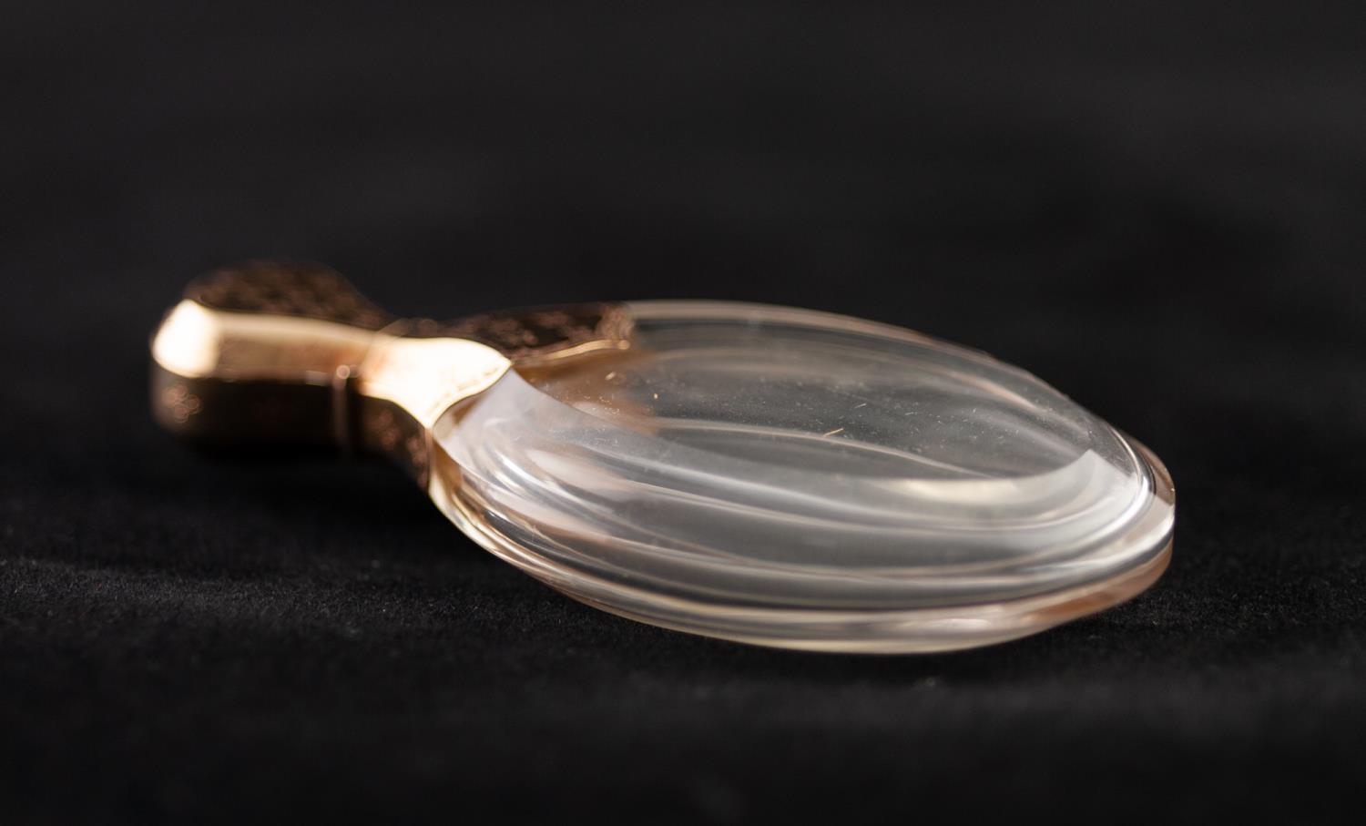 A 19TH CENTURY FRENCH FACETED CLEAR GLASS SCENT BOTTLE, with gold coloured metal mount and hinged - Image 2 of 3