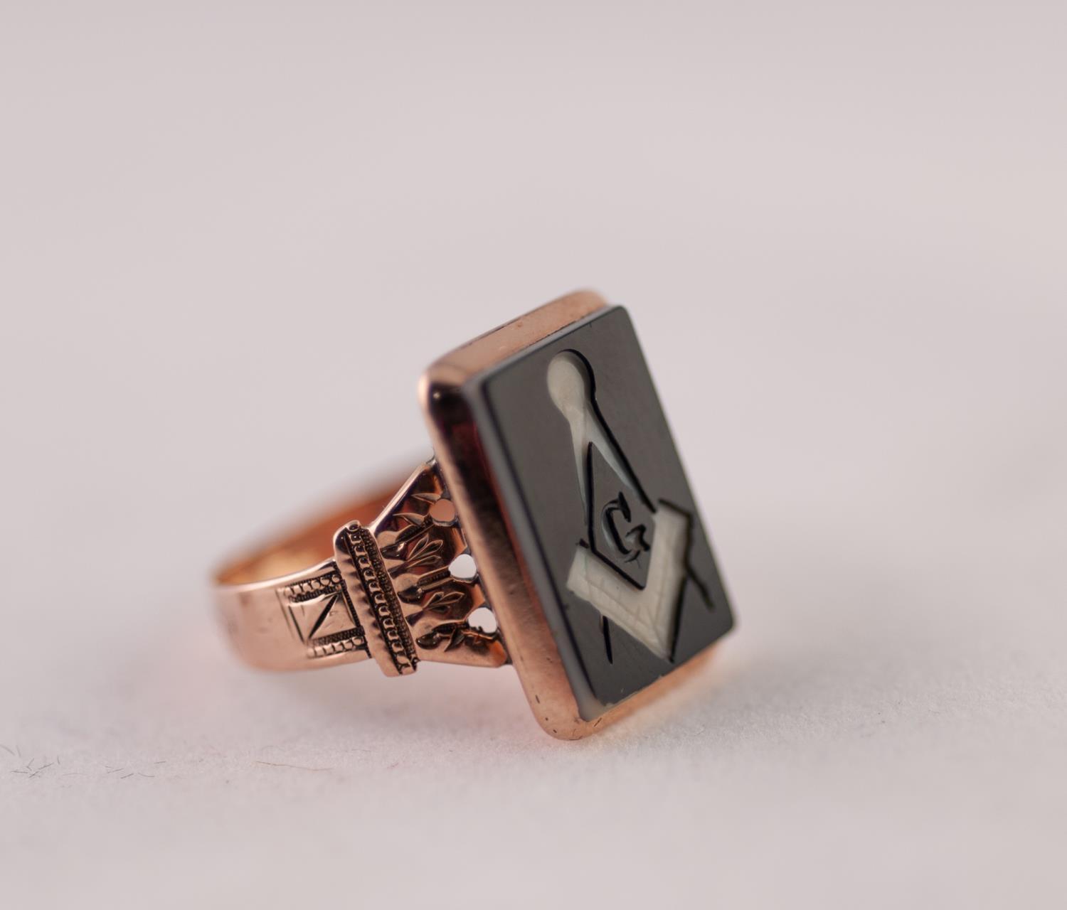 A MASONIC INTALGIO SIGNET RING, a rectangular plaque with an engraved Masonic motif, to fancy - Image 2 of 2