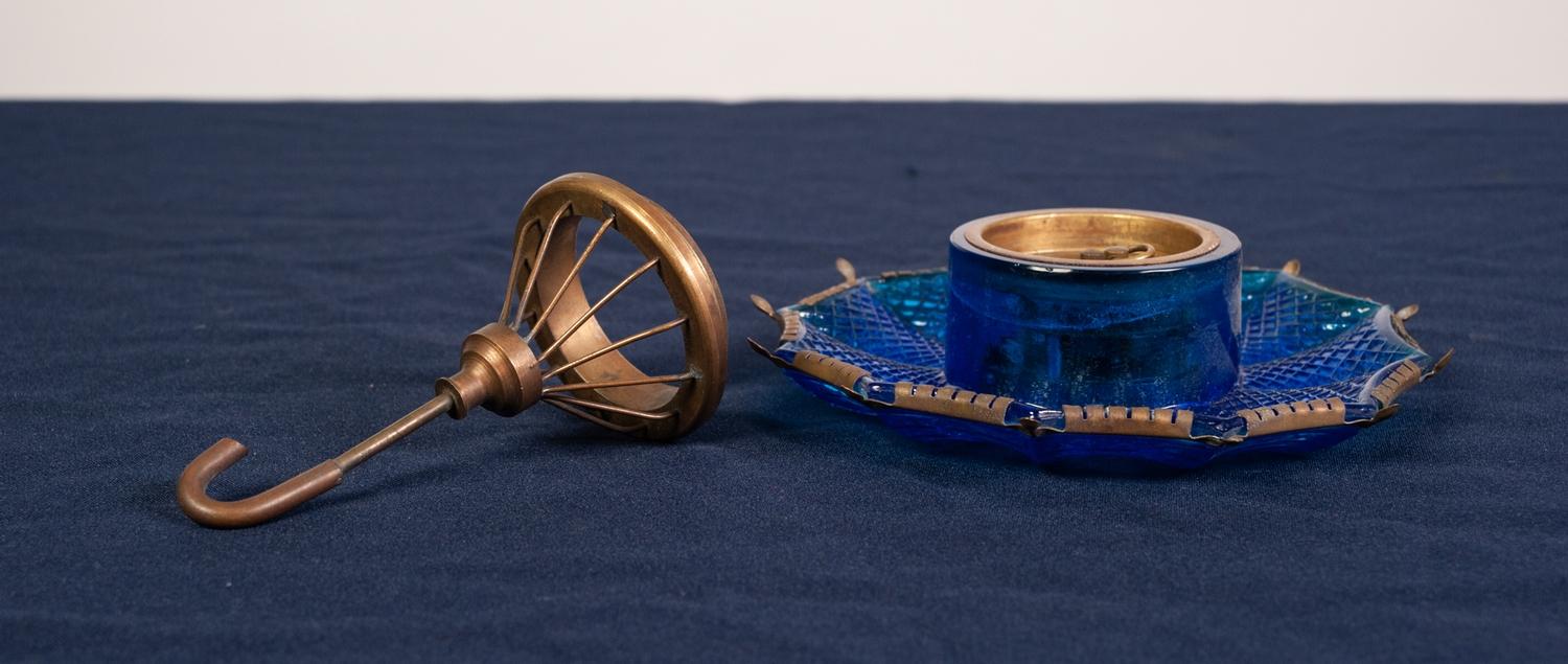 UNUSUAL CIRCA 1930's MOULDED BLUE GLASS AND GILT METAL UMBRELLA SHAPED DRESSING TABLE CLOCK - Image 3 of 5