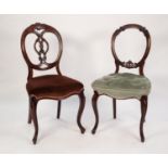 A SET OF FOUR CARVED WALNUTWOOD VICTORIAN STYLE BALLOON BACKED DINING CHAIRS, WITH BUTTON