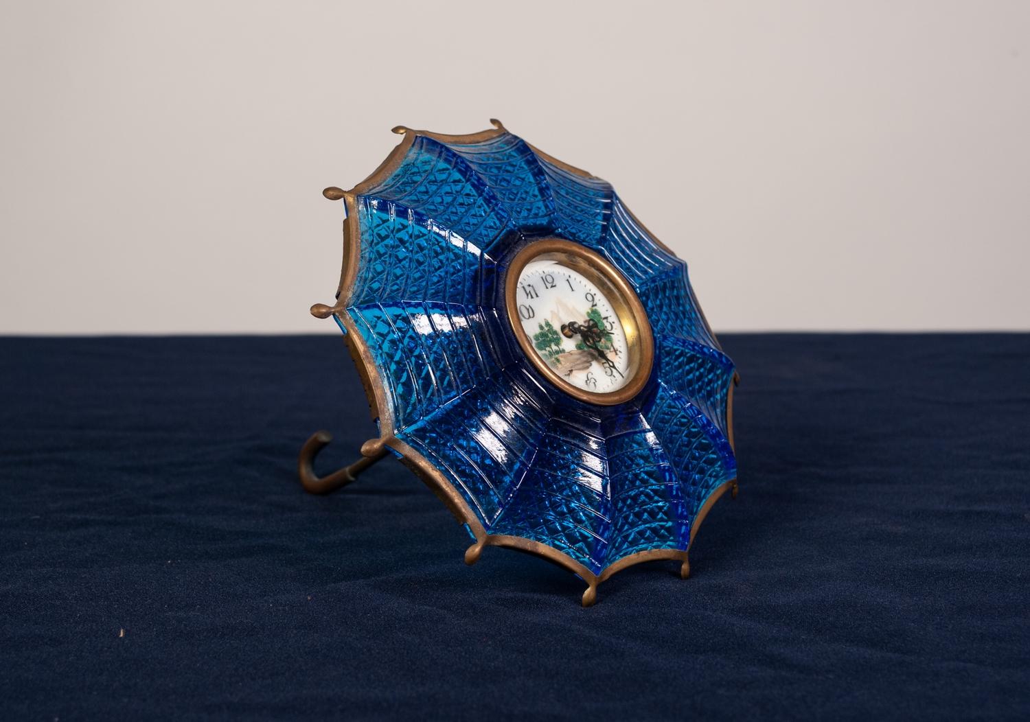 UNUSUAL CIRCA 1930's MOULDED BLUE GLASS AND GILT METAL UMBRELLA SHAPED DRESSING TABLE CLOCK - Image 2 of 5