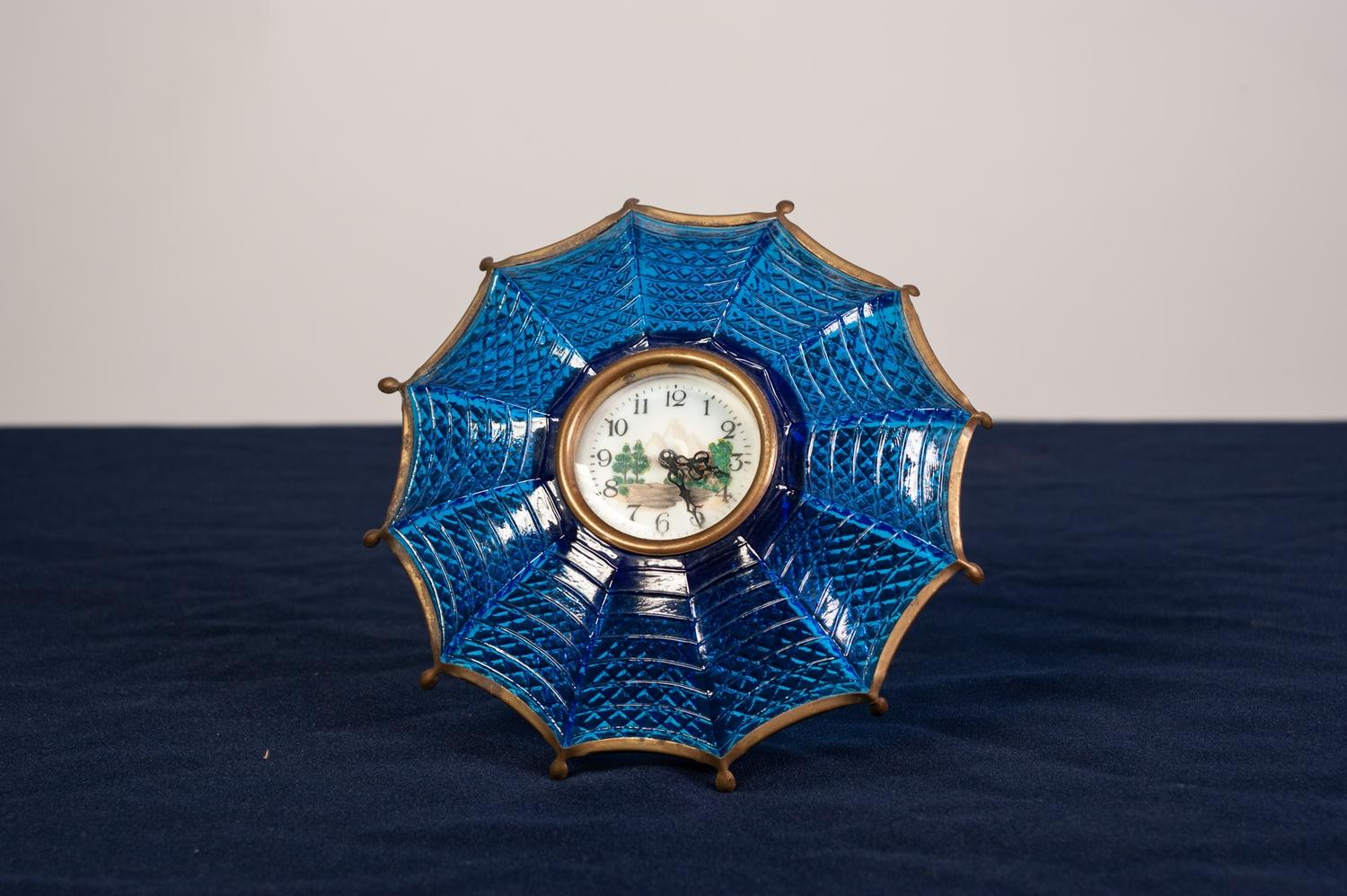 UNUSUAL CIRCA 1930's MOULDED BLUE GLASS AND GILT METAL UMBRELLA SHAPED DRESSING TABLE CLOCK - Image 5 of 5