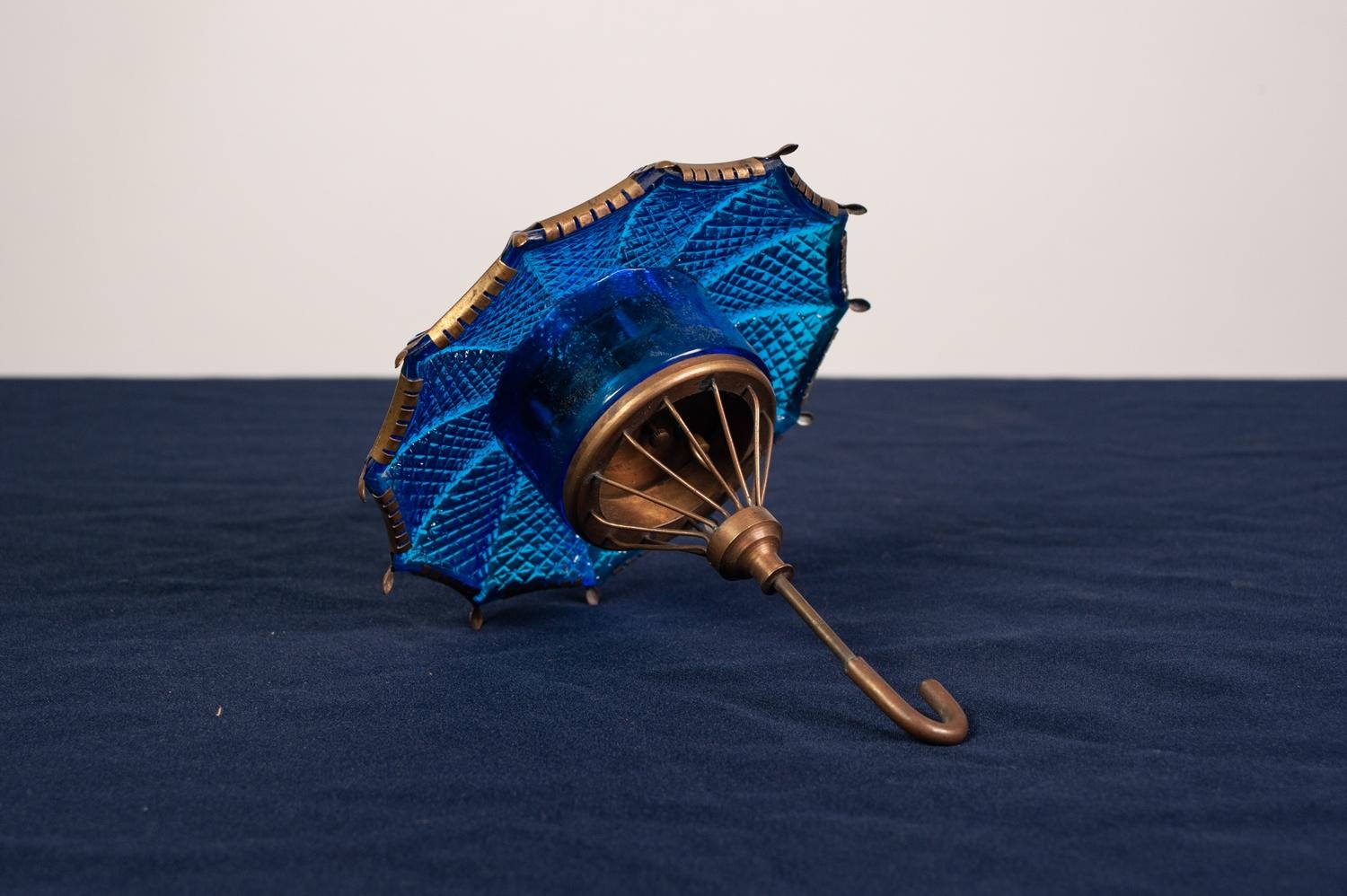 UNUSUAL CIRCA 1930's MOULDED BLUE GLASS AND GILT METAL UMBRELLA SHAPED DRESSING TABLE CLOCK - Image 4 of 5