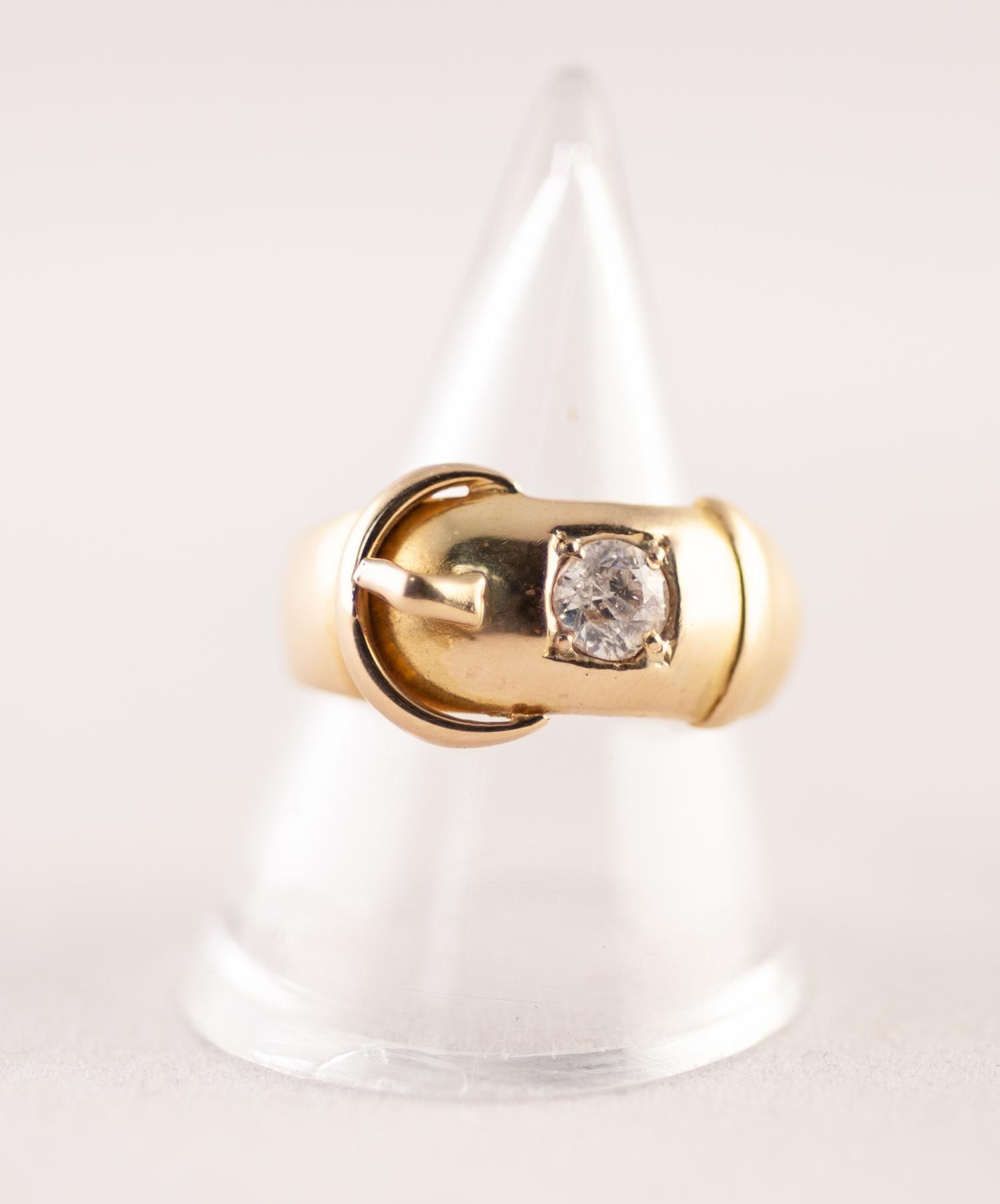 GENT'S EDWARDIAN, HEAVY 18ct GOLD BUCKLE PATTERN RING, the top set with an old cut solitaire