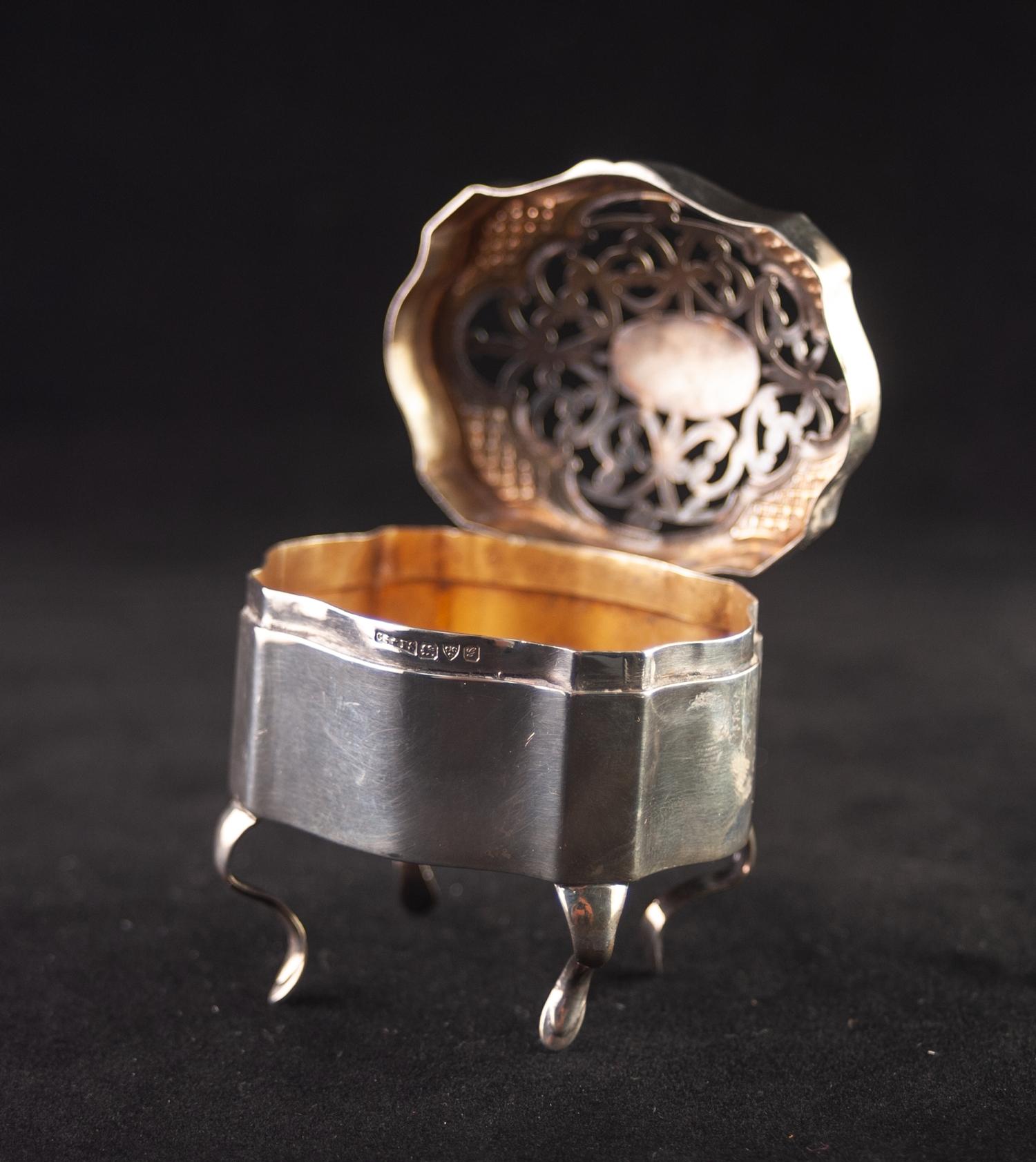 AN EDWARDIAN SILVER POT POURRI BOX, with hinged pierced and engraved cover, standing on four - Image 2 of 3