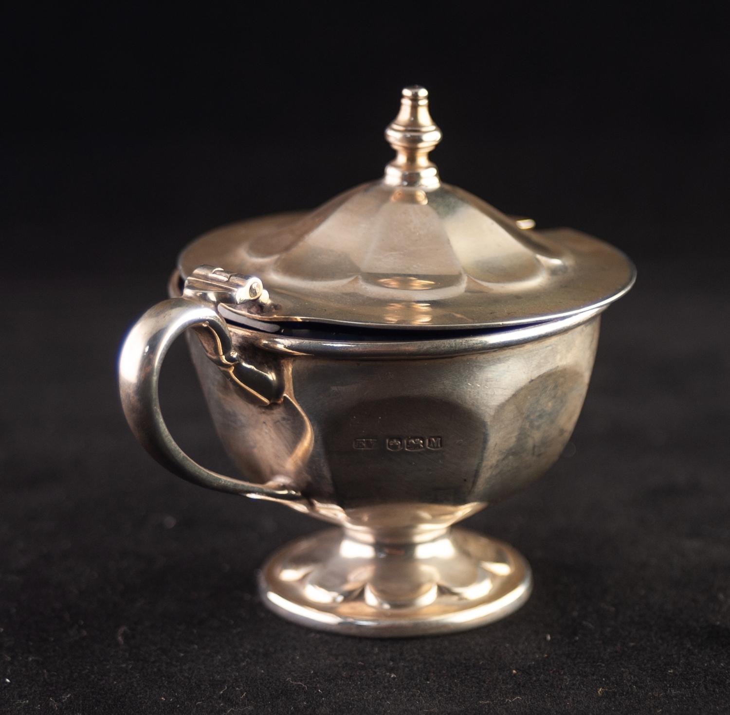 A TWENTIETH CENTURY SILVER MUSTARD POT AND MATCHNG SALT CELLARS (minus liners), Birmingham 1947 - Image 4 of 5