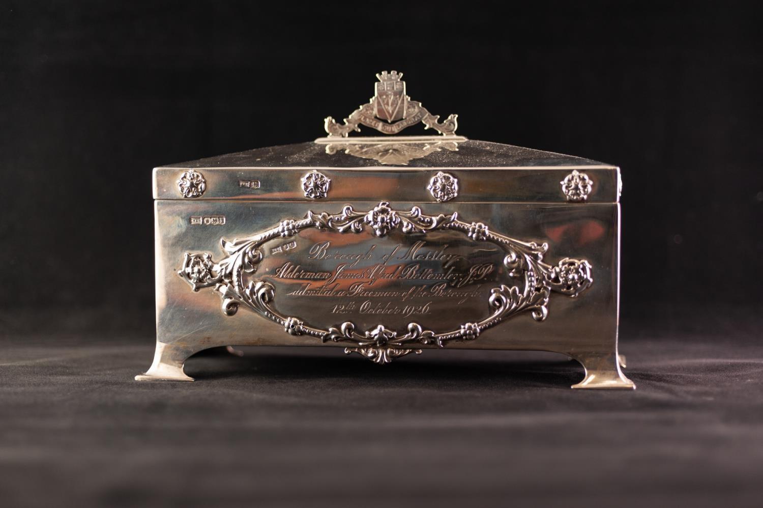 AN EARLY TWENTIETH CENTURY SILVER FREEDOM OF THE BOROUGH CASKET, of rectangular form, the front in