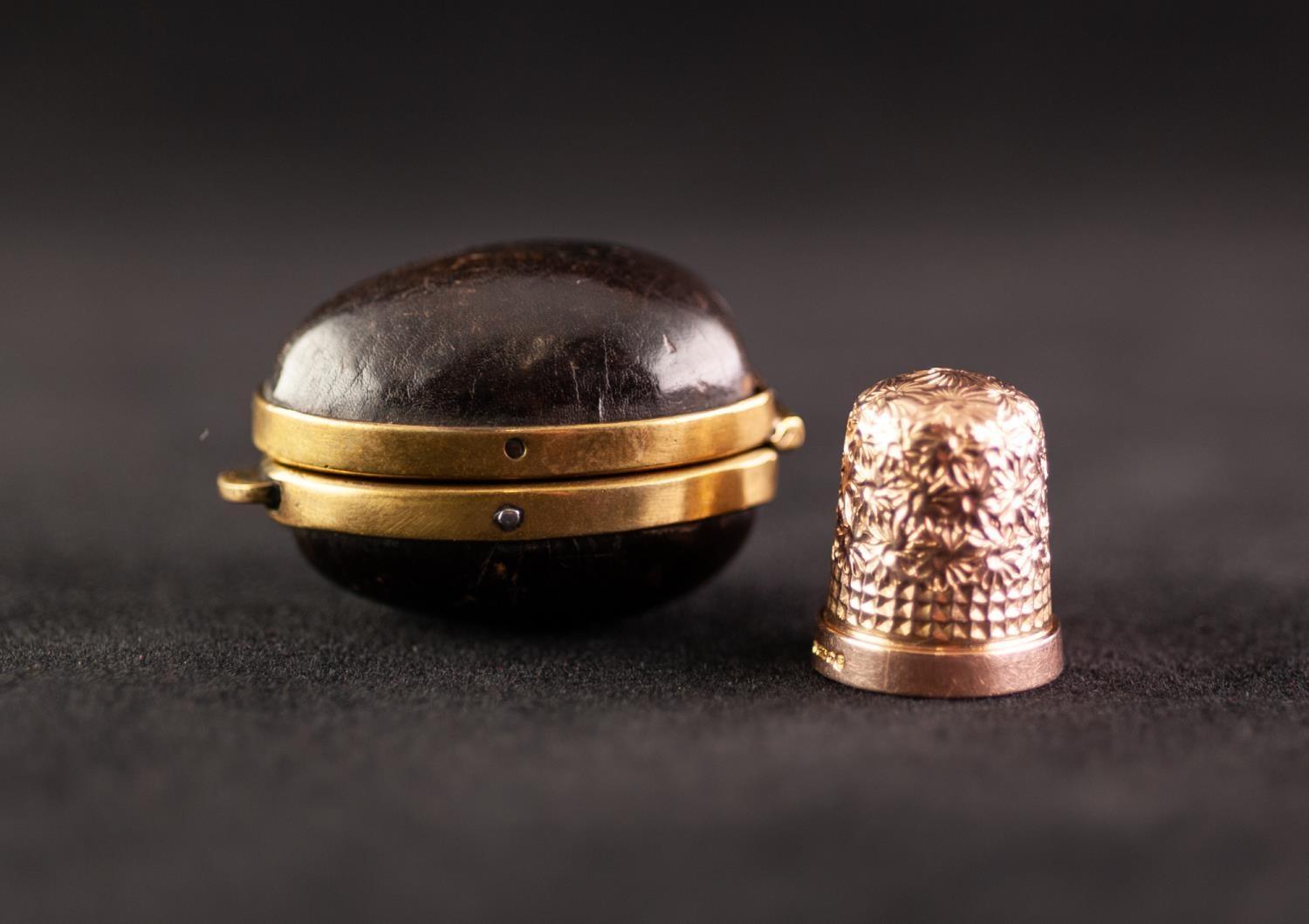 POST WAR 9ct GOLD THIMBLE size 8, Birmingham 1967, 5 gms in an EGG SHAPED BLACK LEATHER AND GILT - Image 5 of 7