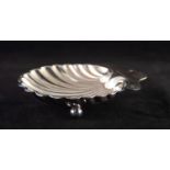 AN EDWARDIAN SILVER SCALLOP SHAPE BUTTER DISH, on three ball feet, London 1901, 2oz