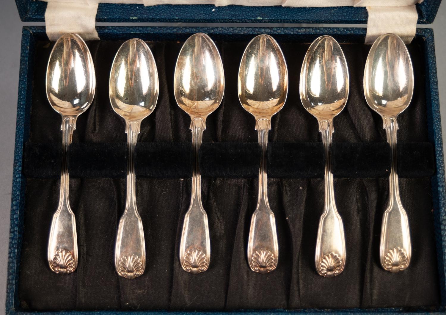 A SET OF SIX WILLIAM IV SILVER FIDDLE THREAD AND SHELL PATTERN TEASPOONS, London 1883, 6oz in