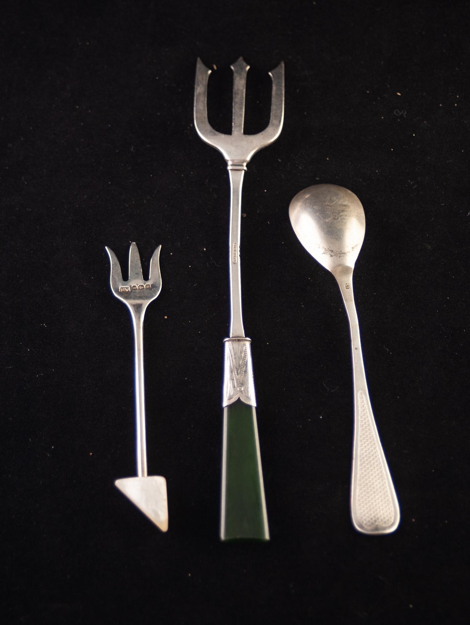 AN EARLY TWENTIETH CENTURY STERLING SILVER PICKLE FORK, with green jade handle, carved in intaglio - Image 2 of 2