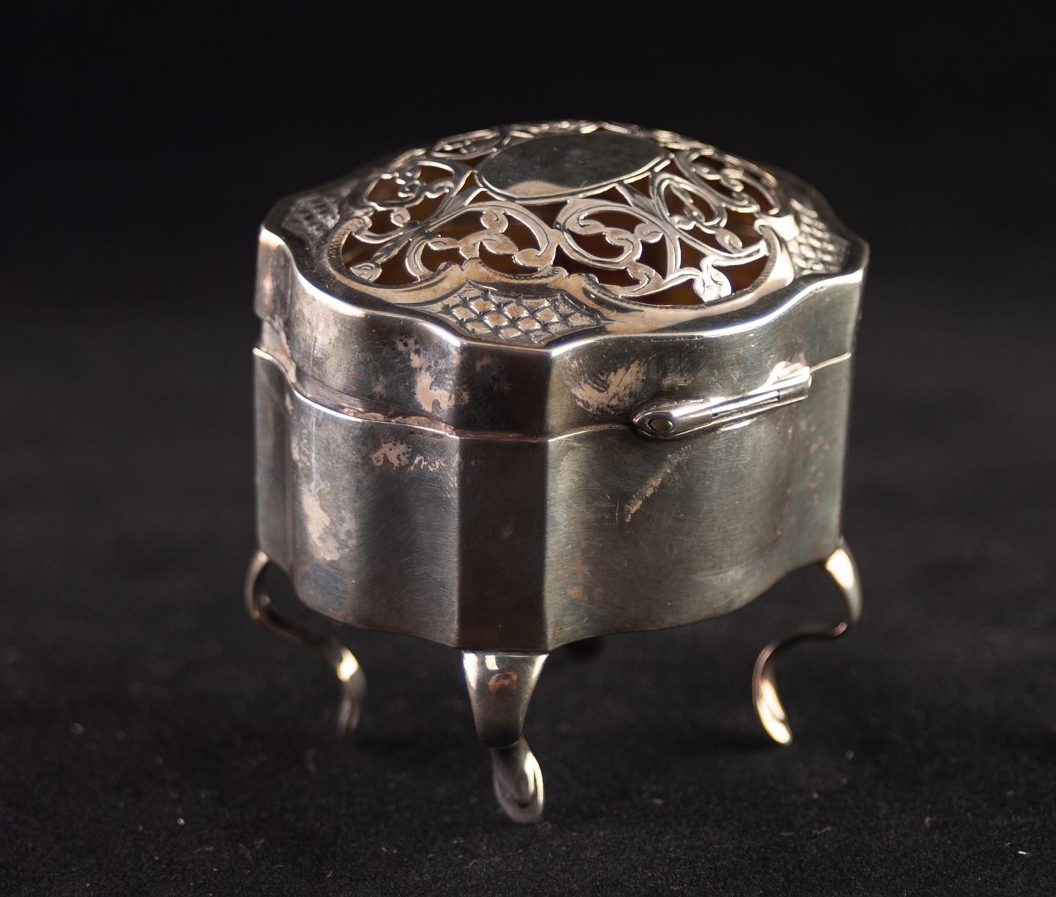 AN EDWARDIAN SILVER POT POURRI BOX, with hinged pierced and engraved cover, standing on four - Image 3 of 3