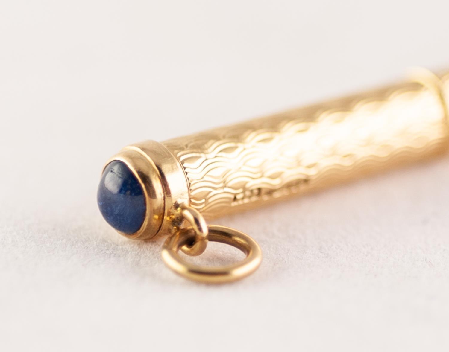 18ct GOLD TOOTHPICK, with engine turned case, the pick extending by twisting the base, with ring - Image 3 of 4