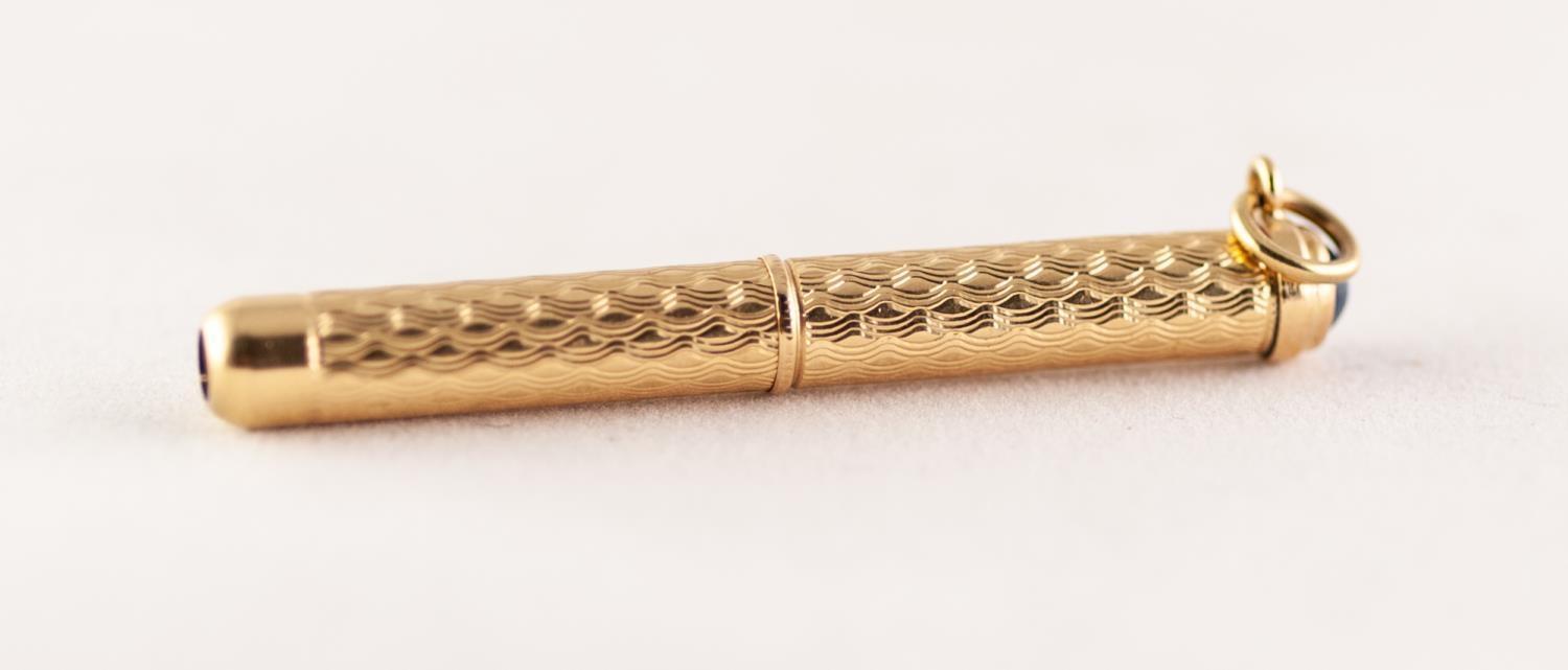 18ct GOLD TOOTHPICK, with engine turned case, the pick extending by twisting the base, with ring