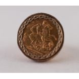 EDWARDIAN 1908 SOVEREIGN RING, LOOSE MOUNT IN A 9ct GOLD SHANK, ring size P1/2, 14.42g Good