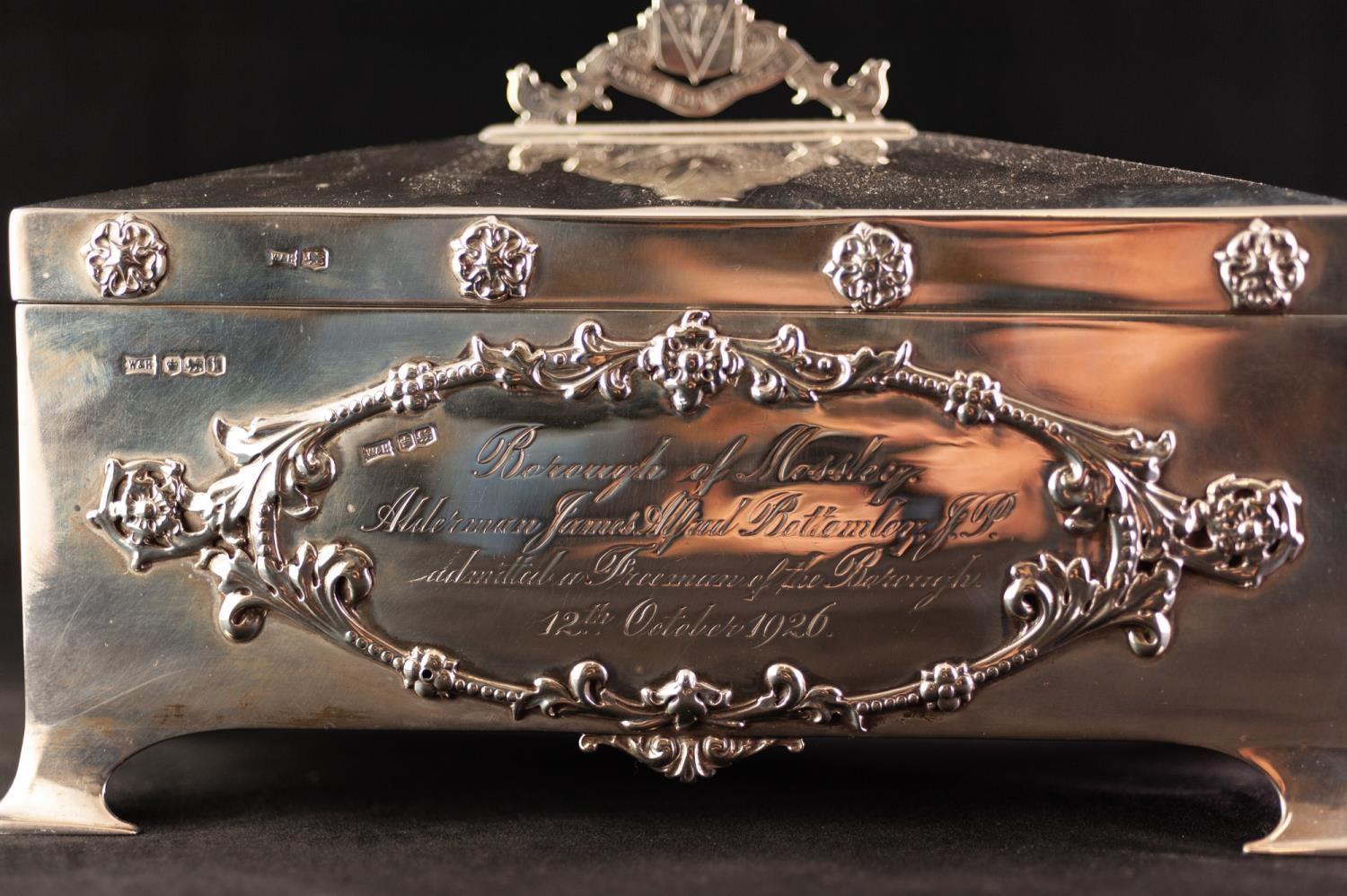 AN EARLY TWENTIETH CENTURY SILVER FREEDOM OF THE BOROUGH CASKET, of rectangular form, the front in - Image 3 of 5