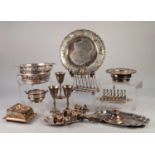 COLLECTION OF ELECTROPLATE, to include: SIX DIVISION TIAST RACK WITH GOLF CLUB PATTERN DIVIDERS,